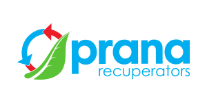 Logo firmy „prana recuperators” — niebieski napis, zielony liść wkomponowany w literę „p” oraz niebiesko-czerwone strzałki tworzące okrąg.